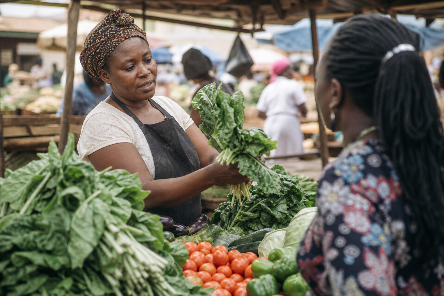 Mwanamke akimwonyesha mnunuzi mboga safi katika soko la ndani nchini Kenya, akionyesha umuhimu wa mazao ya mimea katika mfumo wa chakula.