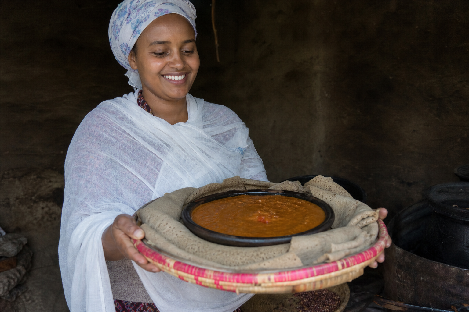 የተዘጋጀ የኢትዮጵያ ሽሮ ወጥ፣ ከእንጀራ ጋር የሚቀርብ የጾም እና የዕለት ተዕለት ተወዳጅ ምግብ።