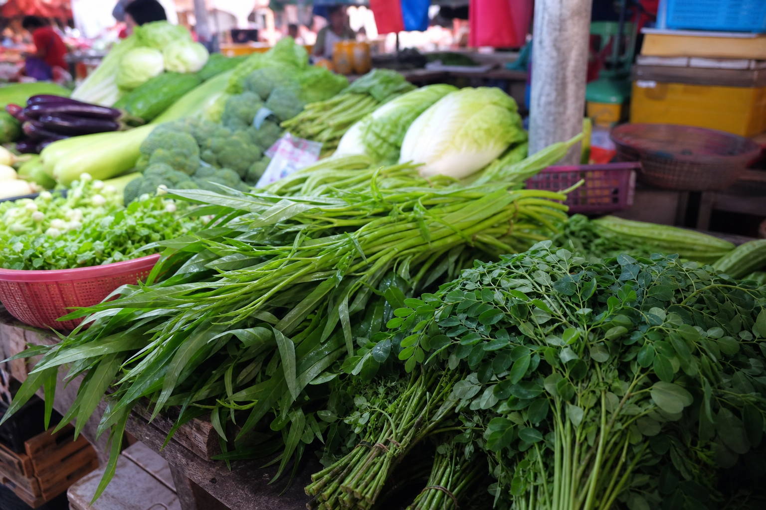 Ang mga sariwang gulay tulad ng kangkong at malunggay ay madaling mabili sa mga lokal na palengke.