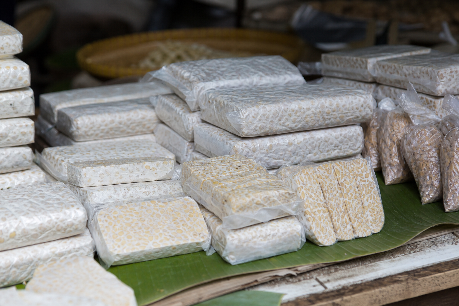 Tempe, sumber protein nabati yang populer dan bergizi di Indonesia, tersedia melimpah di pasar tradisional.