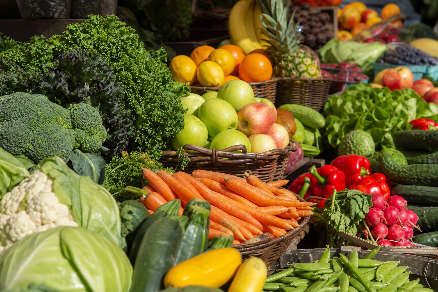Una colorida variedad de frutas y verduras frescas, esenciales para una dieta vegana equilibrada.