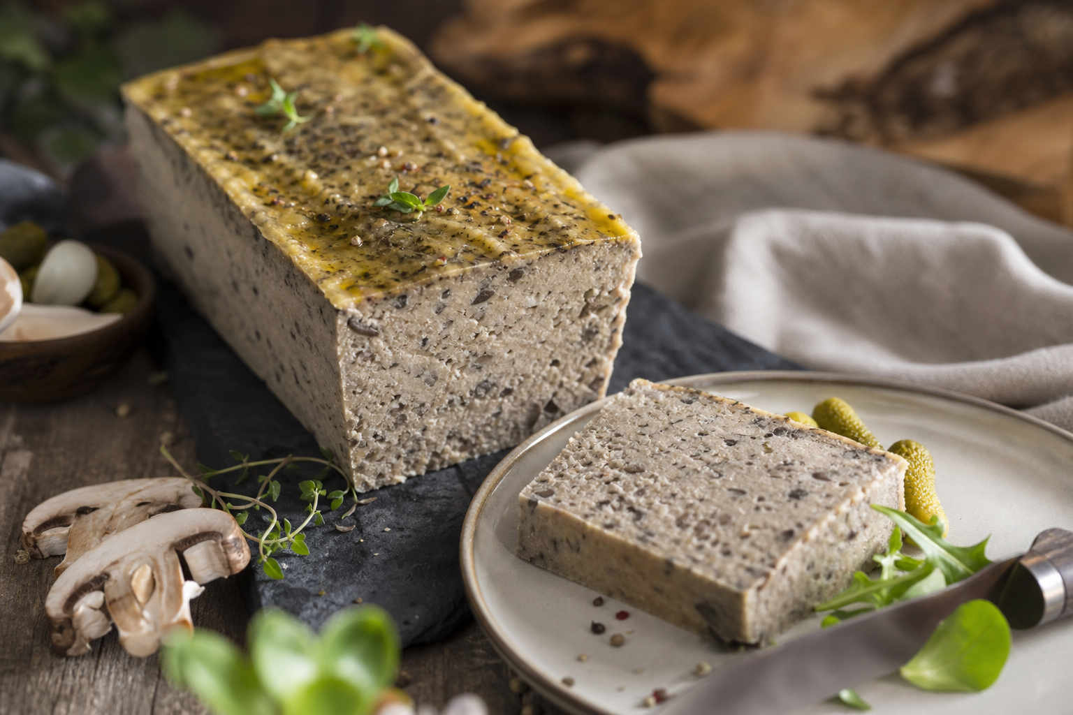 Terrine végétale aux champignons, une alternative gourmande au foie gras.