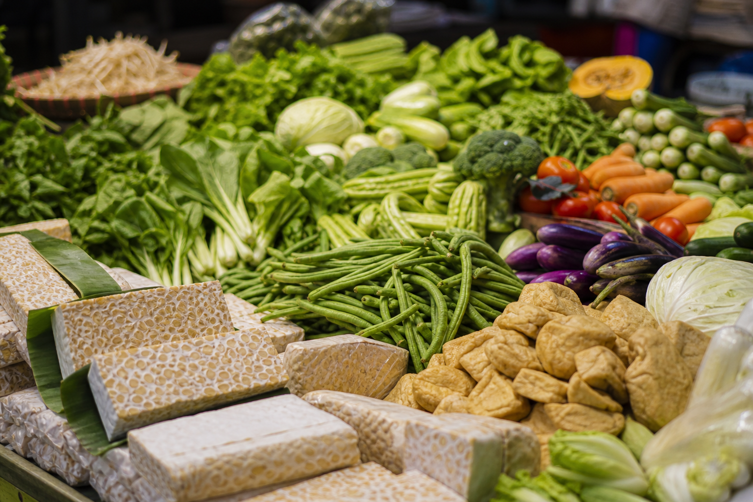 Pasar tradisional menawarkan kekayaan bahan nabati segar untuk variasi masakan vegan.