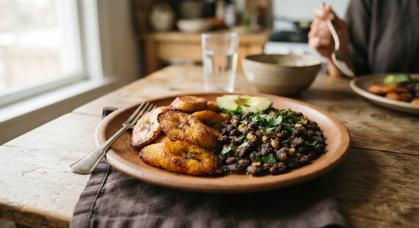 Plantain fri ak pwa nwa, yon konbinezon ki bay enèji ak gou.